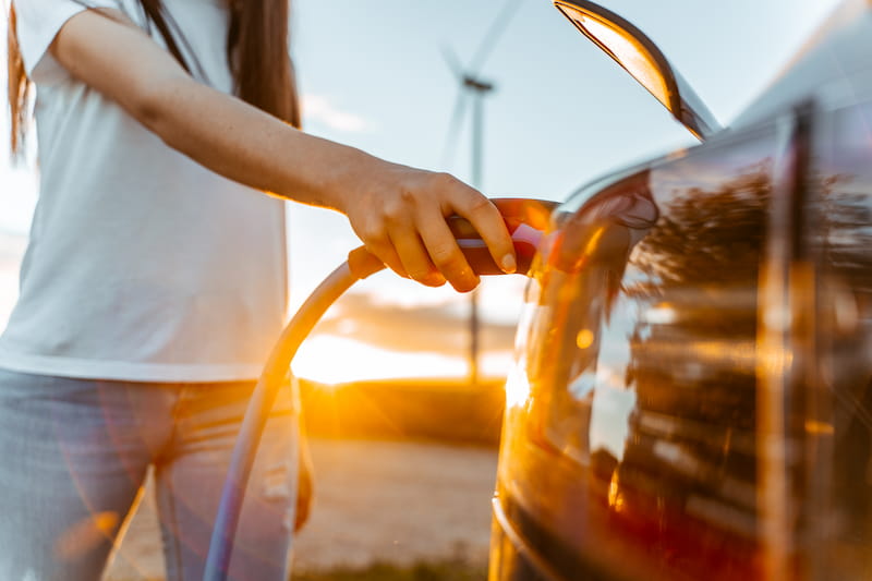 Ein Elektroauto wird aufgeladen